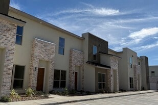 The Grove at Del Mar in Laredo, TX - Building Photo