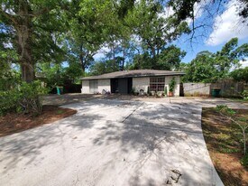 1203 N Pacific St in Conroe, TX - Building Photo