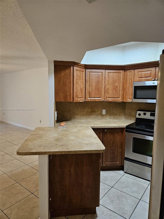 8343 Lake Dr in Doral, FL - Building Photo