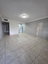 11005 SW 1st St, Unit 207 in Miami, FL - Foto de edificio - Building Photo