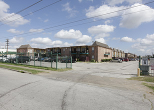 Renwick Square Apartments in Houston, TX - Building Photo - Building Photo