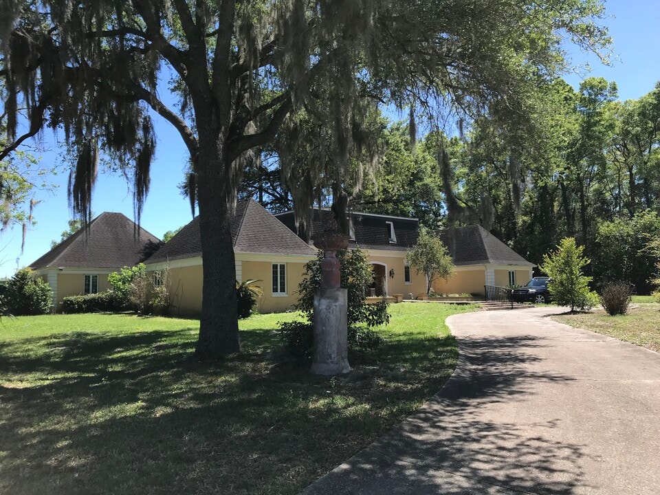 1910 NW 13th Pl in Ocala, FL - Building Photo