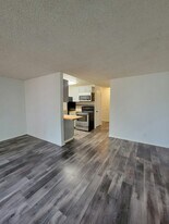 318 S 174th Pl in Burien, WA - Building Photo