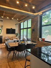 2210 W Wabansia Ave in Chicago, IL - Building Photo - Building Photo