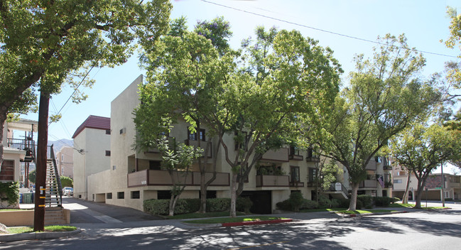 Breckenshire Deluxe Apartments in Burbank, CA - Foto de edificio - Building Photo