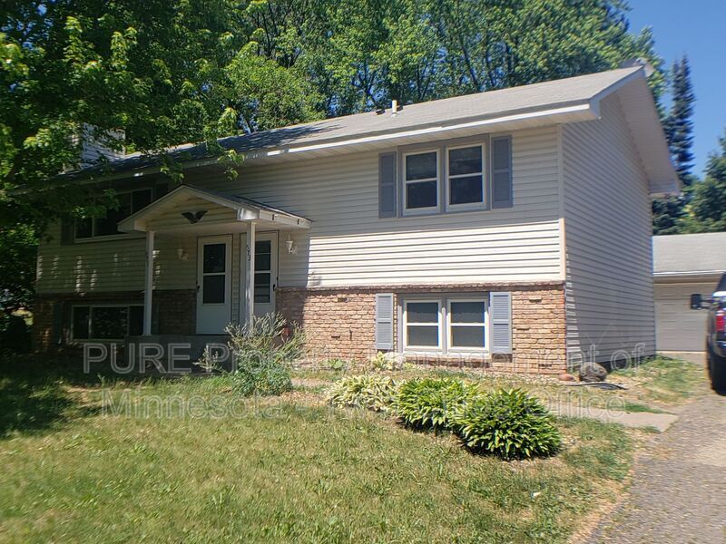 571 County Rd B E in Maplewood, MN - Building Photo