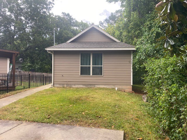 8700 Sassafras in Willis, TX - Building Photo