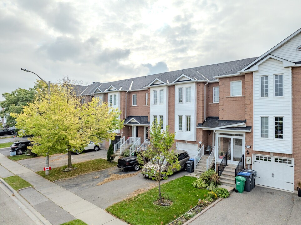 49 Wilmont Crt in Brampton, ON - Building Photo