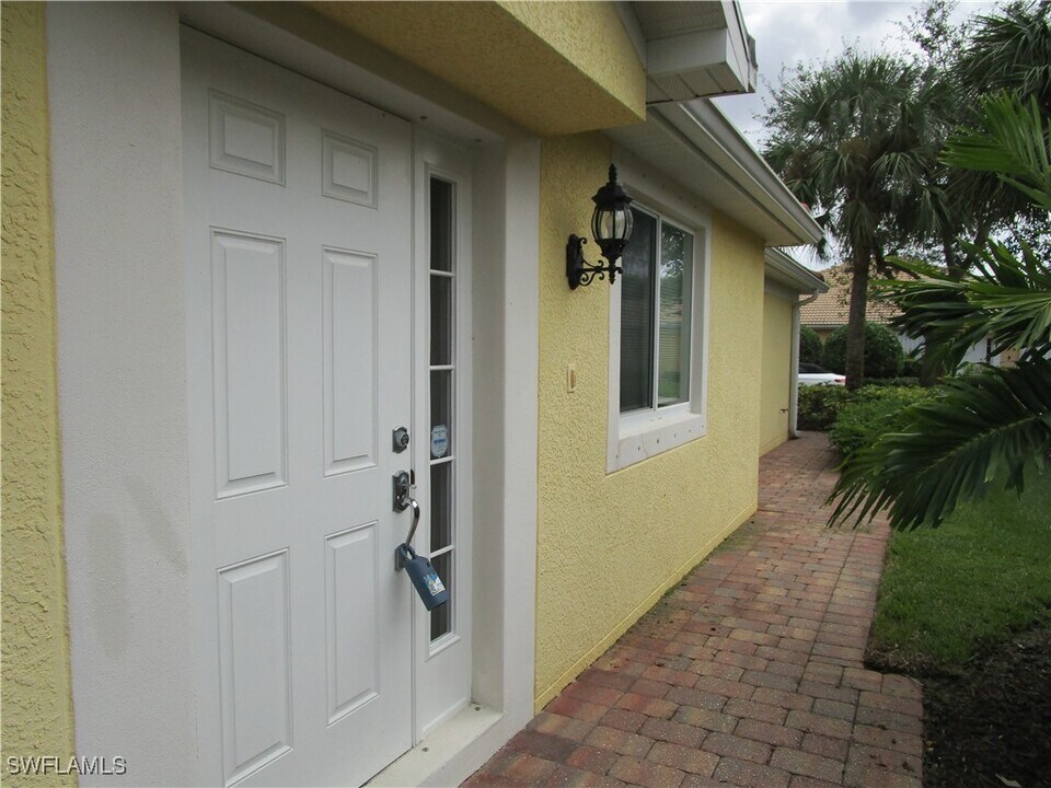 8677 Erice Ct in Naples, FL - Building Photo