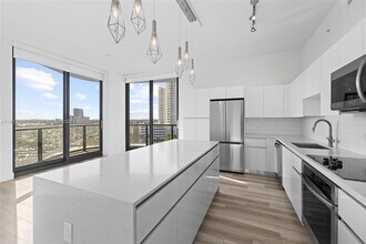 101 Diplomat Pkwy, Unit 911 in Hallandale Beach, FL - Building Photo - Building Photo