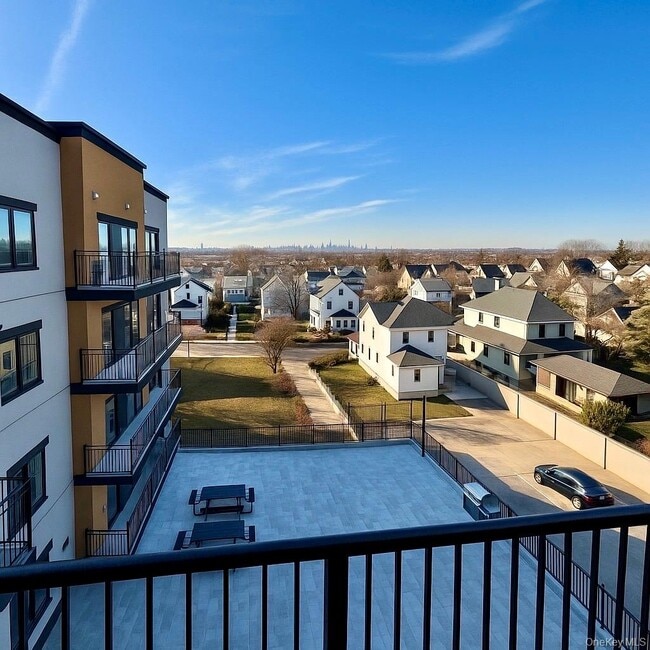 356-370 Bayview Ave in Inwood, NY - Building Photo - Building Photo