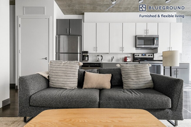 215 W Lake St in Chicago, IL - Foto de edificio - Building Photo