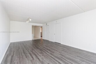 6155 NW 186th St in Hialeah, FL - Building Photo - Building Photo