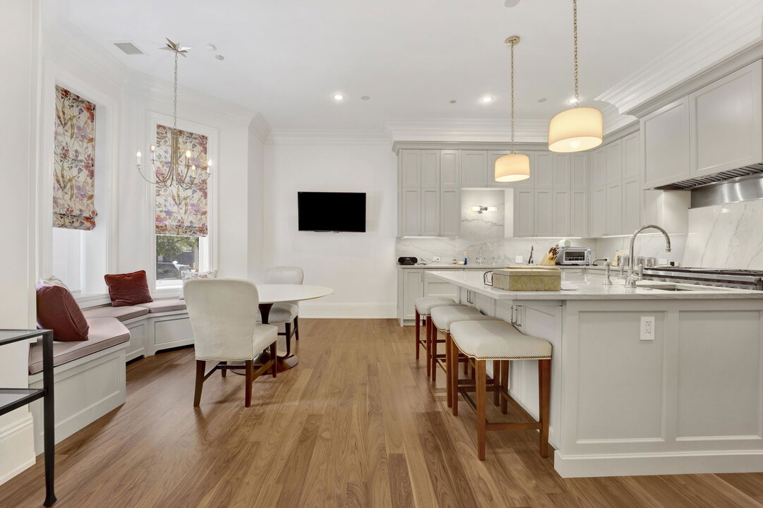 103 E Chestnut St in Chicago, IL - Building Photo