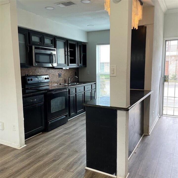 7700 Creekbend Dr in Houston, TX - Building Photo