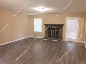 1066 Redan Trail Ct in Stone Mountain, GA - Foto de edificio - Building Photo