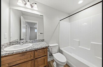 4762 Gebhard Rd in Central Point, OR - Building Photo - Building Photo