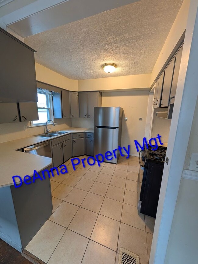 120 Franklin Ave in Elyria, OH - Building Photo - Building Photo