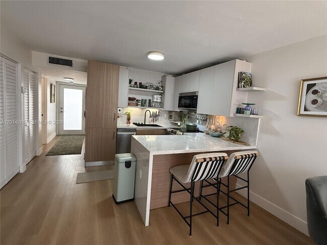 1666 West Ave, Unit 305 in Miami Beach, FL - Foto de edificio - Building Photo