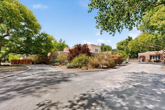 1115 Roadrunner Ln NW in Albuquerque, NM - Foto de edificio - Building Photo