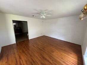 8330 Leamont Dr in Houston, TX - Foto de edificio - Building Photo