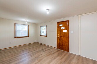 221 Kenwood Dr in Round Lake Park, IL - Foto de edificio - Building Photo