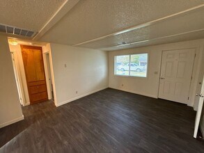 411 E 3rd St in Halsey, OR - Foto de edificio - Building Photo