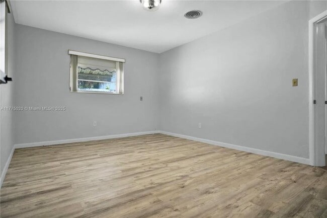 16530 NE 11th Ave in North Miami Beach, FL - Building Photo - Building Photo