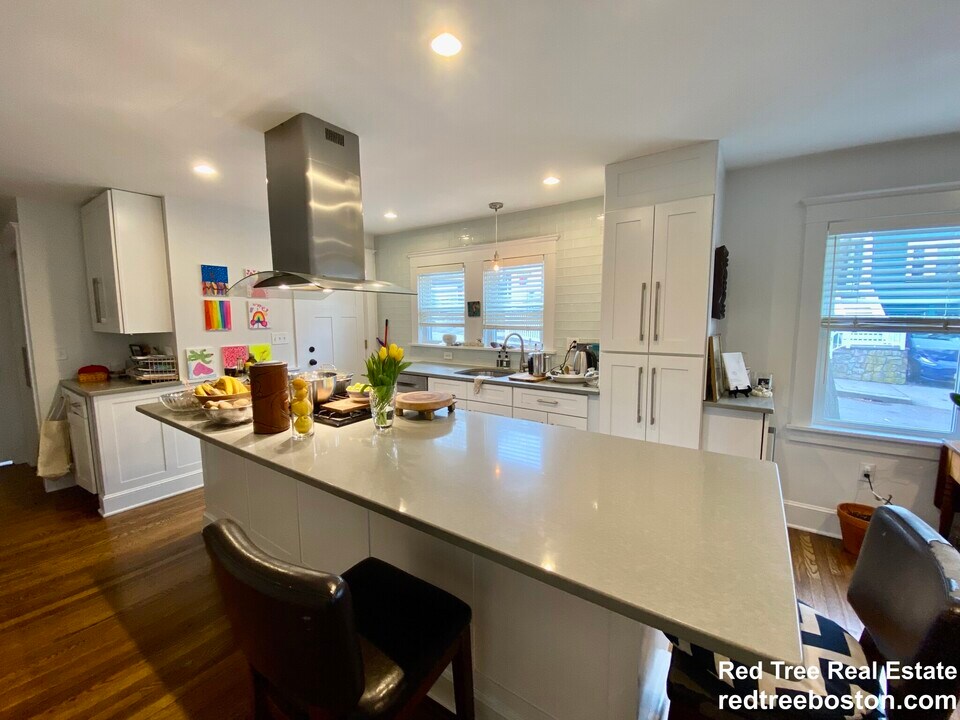 55 Eliot Cres in Chestnut Hill, MA - Foto de edificio
