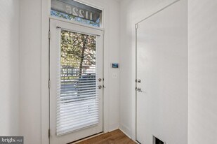 11225 Beaker St in Reston, VA - Building Photo