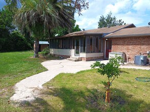 471 Logan Ave, Unit A in Orange Park, FL - Foto de edificio - Building Photo