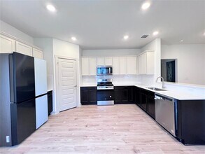 2108 Daleside Ln in Austin, TX - Foto de edificio - Building Photo