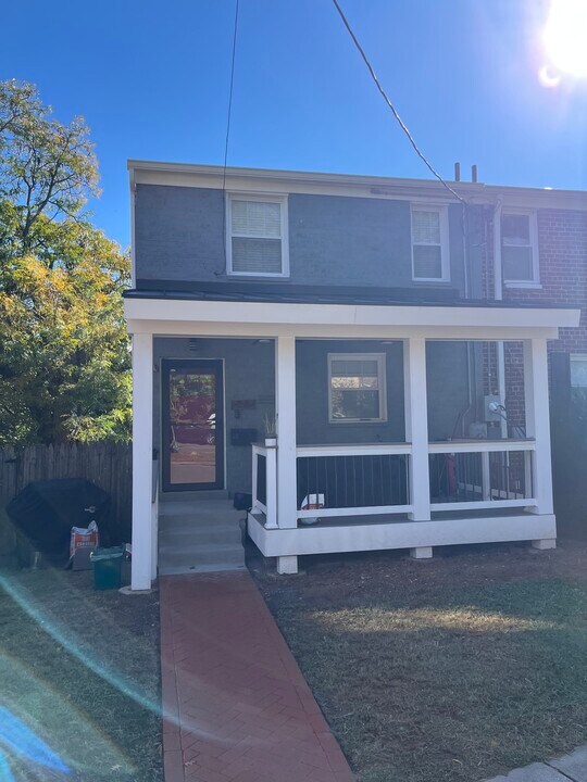 28 Kennedy St in Alexandria, VA - Building Photo