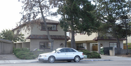 2525 Grove Way in Hayward, CA - Building Photo - Building Photo