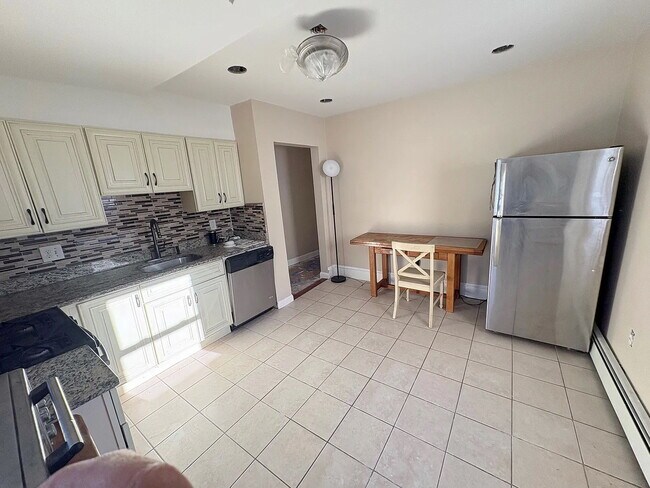 87 Harvard St, Unit 2 in Waltham, MA - Building Photo - Building Photo