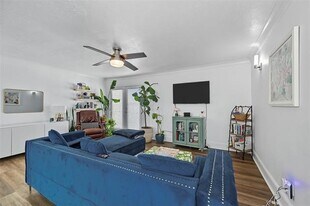 5927 E University Blvd in Dallas, TX - Building Photo