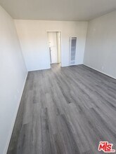 7015 8th Ave in Los Angeles, CA - Foto de edificio - Building Photo