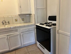 883 N Hoover St, Unit 883 in Los Angeles, CA - Building Photo - Building Photo