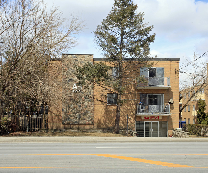 620 Evans Ave in Toronto, ON - Building Photo