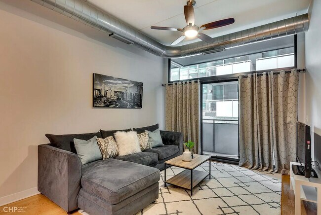 660 W Wayman St in Chicago, IL - Building Photo - Building Photo