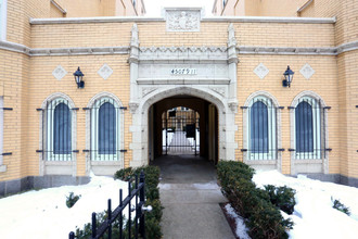 Central Park in Chicago, IL - Foto de edificio - Building Photo