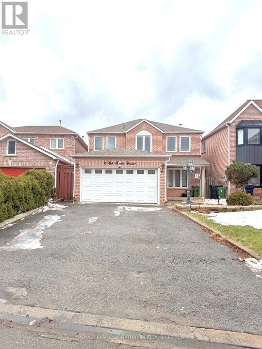 16 Oak Knolls Crescent in Toronto, ON - Building Photo