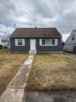 108 Parker Ave in Liverpool, NY - Building Photo