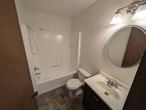 877 Loon Lake Rd in Eagle River, WI - Foto de edificio - Building Photo