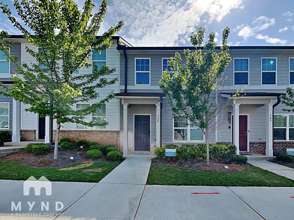 585 McWilliams Rd SE in Atlanta, GA - Building Photo