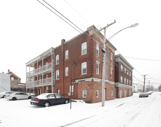 86-92 Pleasant St in Enfield, CT - Foto de edificio - Building Photo