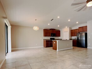 10034 Carloway Hills Dr in Wimauma, FL - Foto de edificio - Building Photo