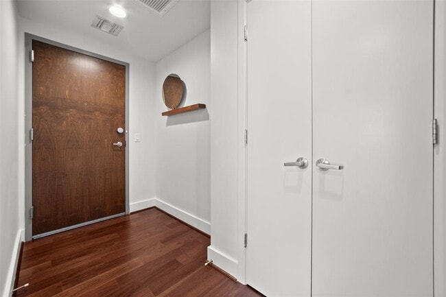 300 Bowie St in Austin, TX - Building Photo - Building Photo