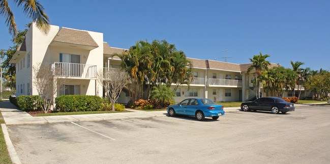 Vista Court Apartments in Deerfield Beach, FL - Building Photo - Building Photo