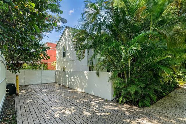 3176 Mary St in Miami, FL - Building Photo - Building Photo